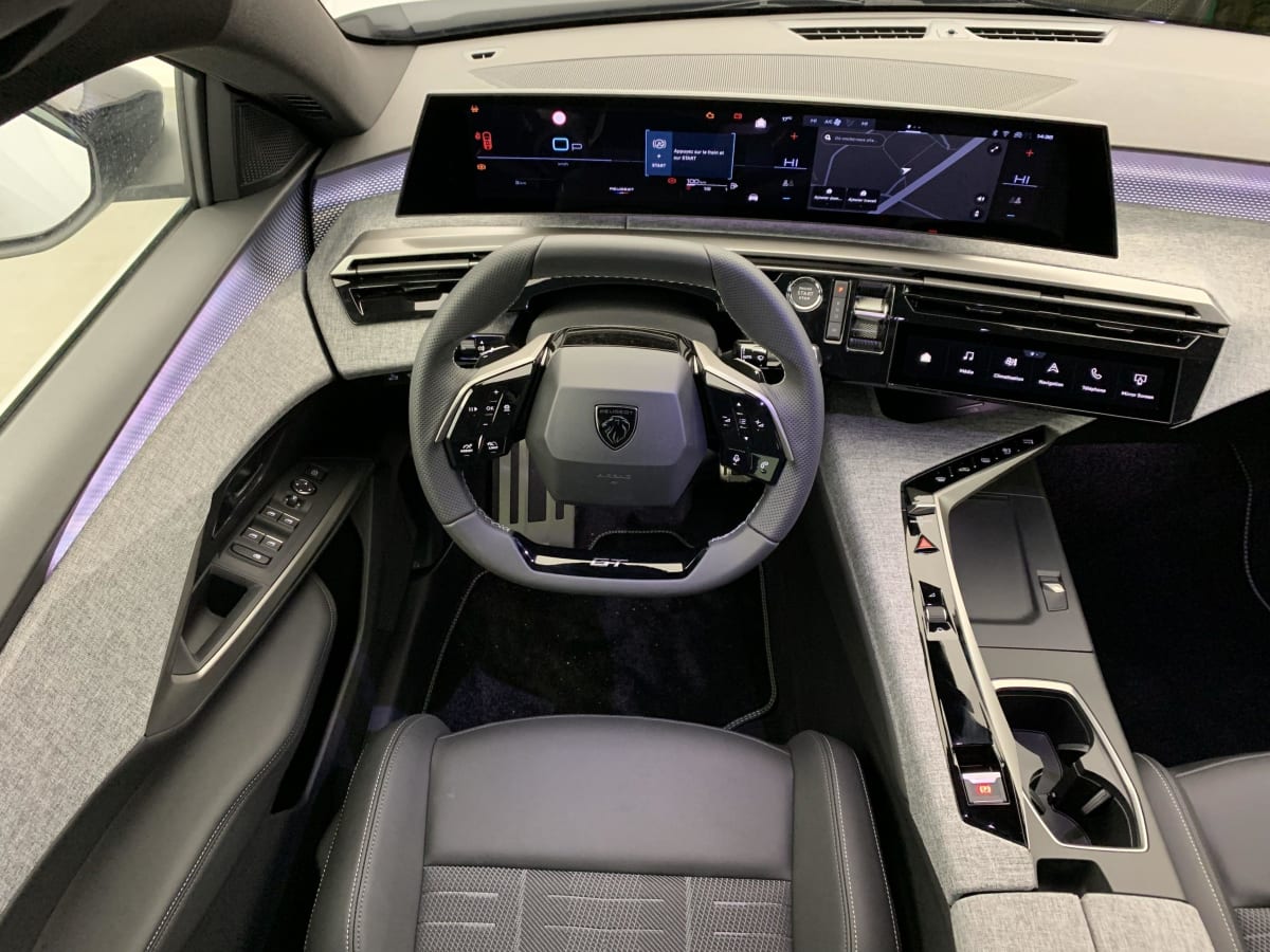 PEUGEOT 5008  HYBRID 136 E-DCS6 GT