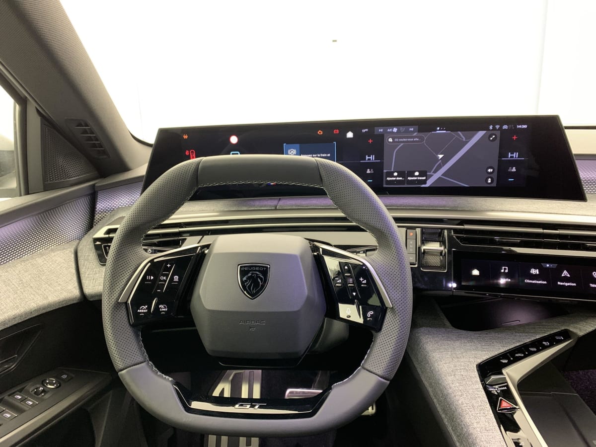PEUGEOT 5008  HYBRID 136 E-DCS6 GT