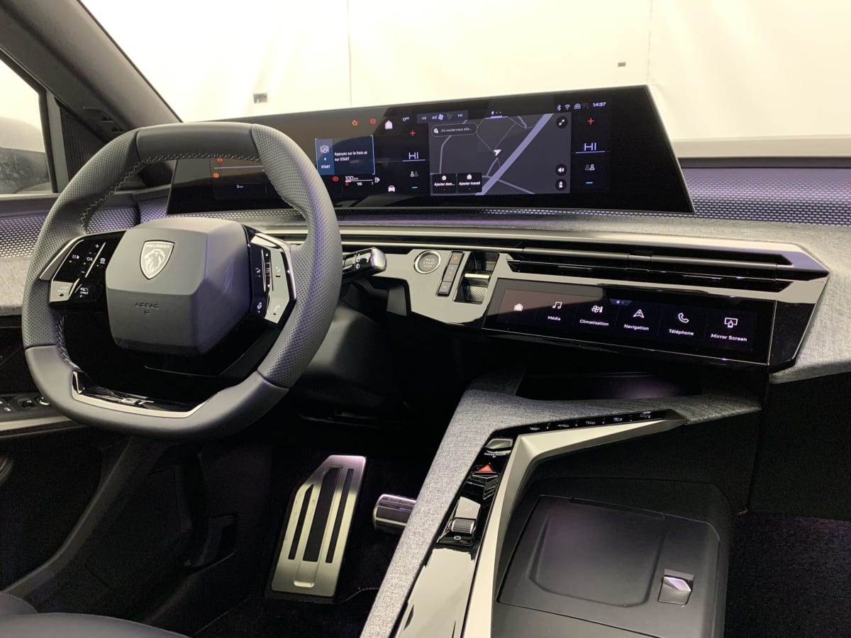 PEUGEOT 5008  HYBRID 136 E-DCS6 GT