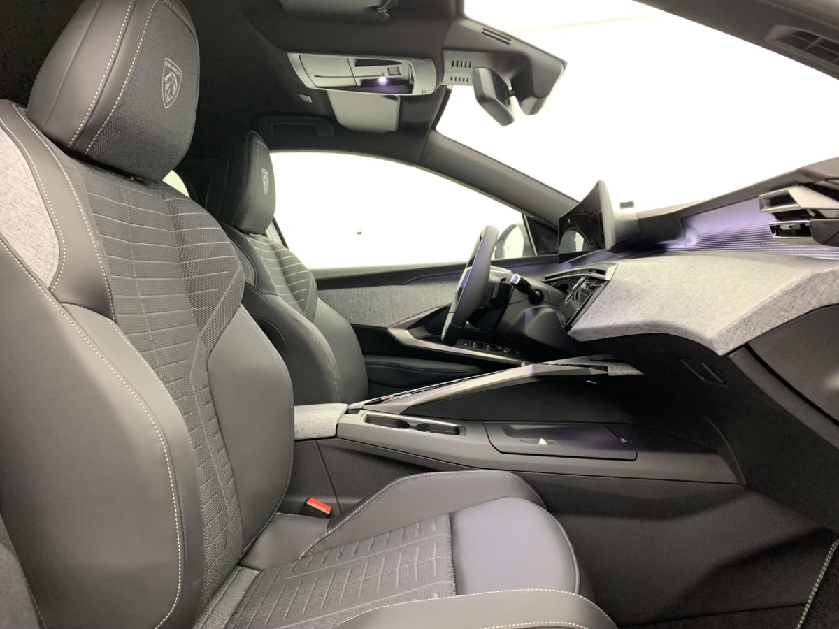 PEUGEOT 5008  HYBRID 136 E-DCS6 GT