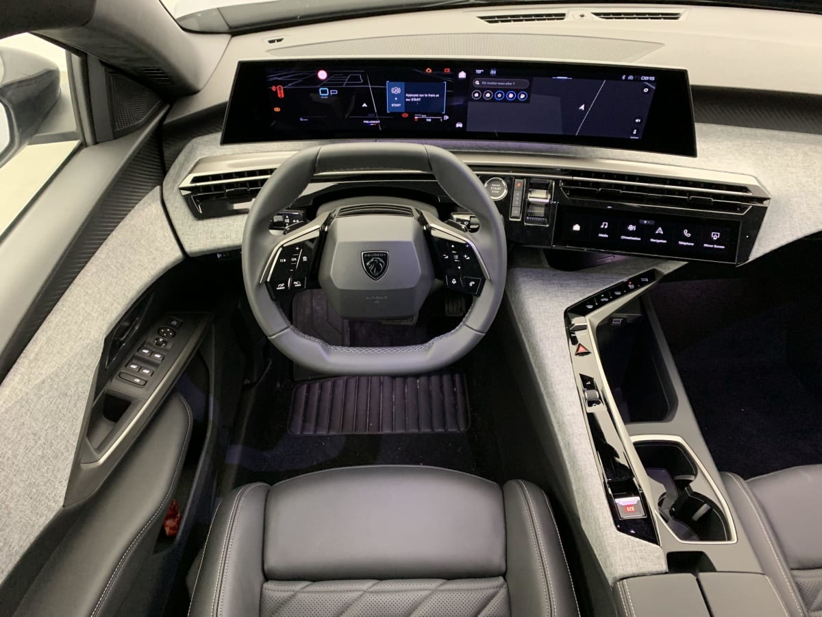 PEUGEOT 5008  HYBRID 136 E-DCS6 ALLURE