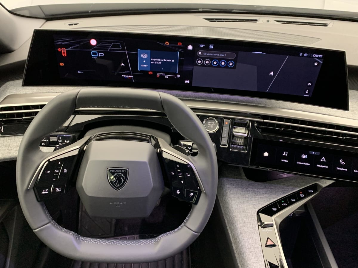 PEUGEOT 5008  HYBRID 136 E-DCS6 ALLURE