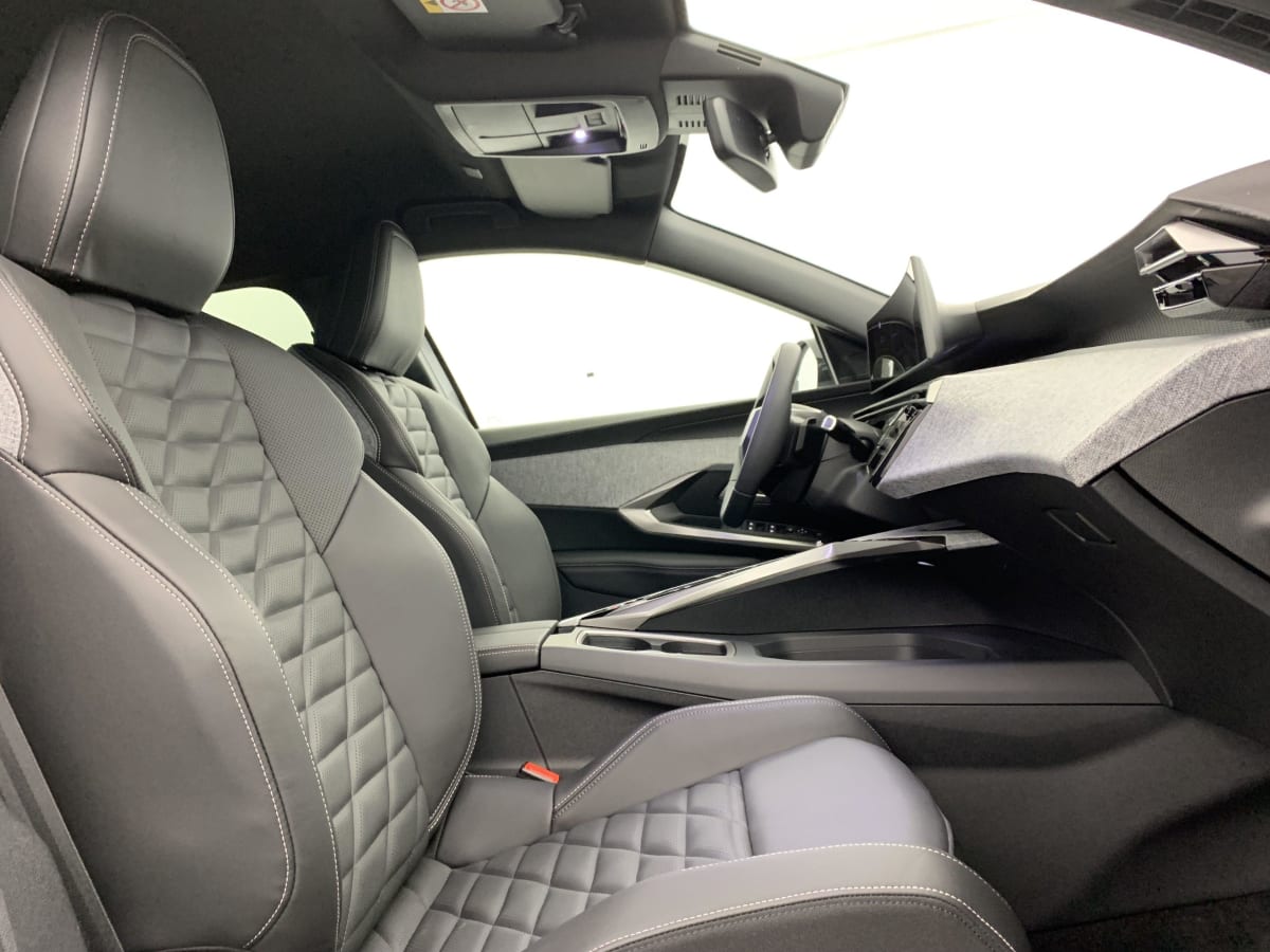 PEUGEOT 5008  HYBRID 136 E-DCS6 ALLURE