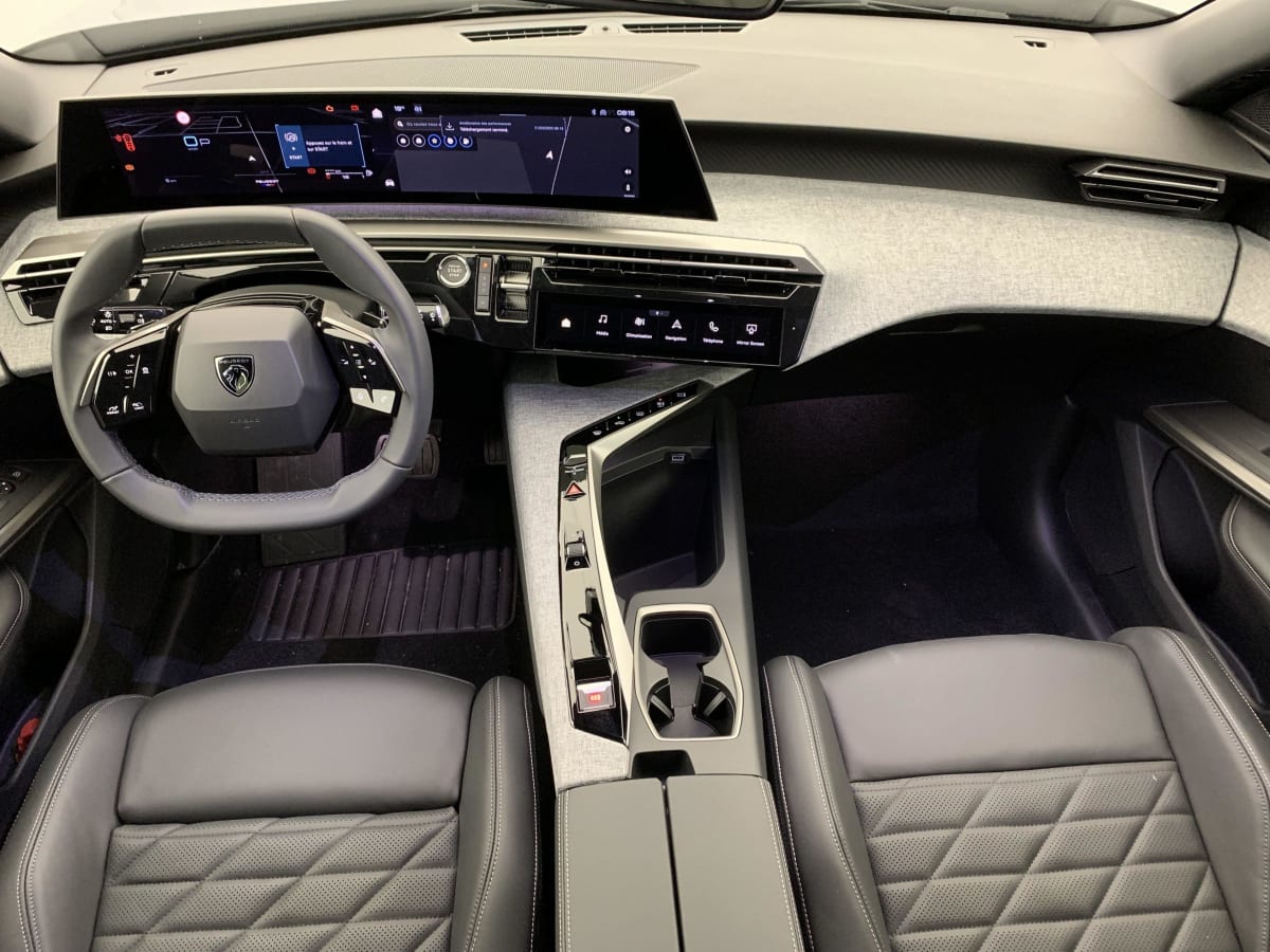 PEUGEOT 5008  HYBRID 136 E-DCS6 ALLURE