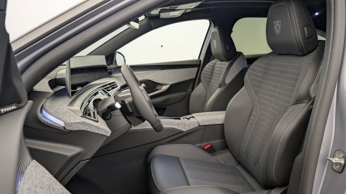 PEUGEOT 3008 Hybrid 145 e-DCS6 GT