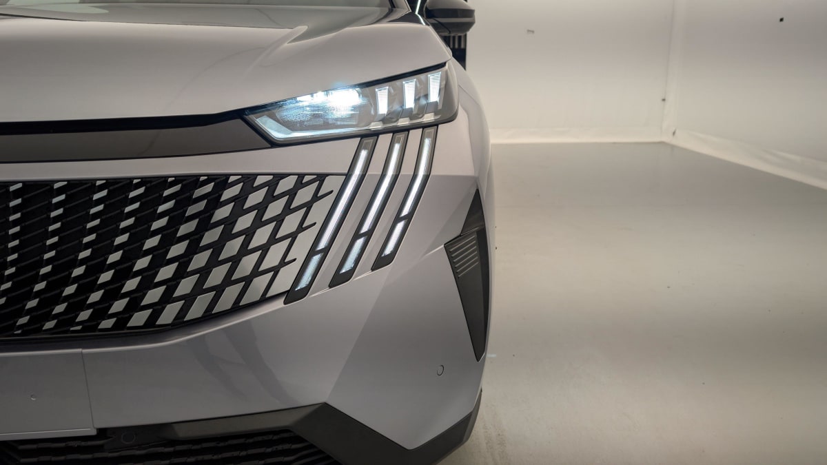 PEUGEOT 3008 Hybrid 145 e-DCS6 GT