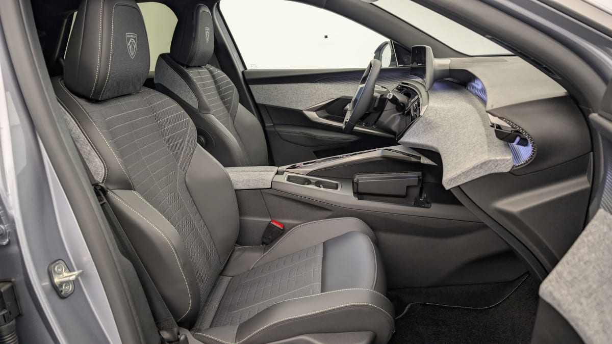 PEUGEOT 3008 Hybrid 145 e-DCS6 GT
