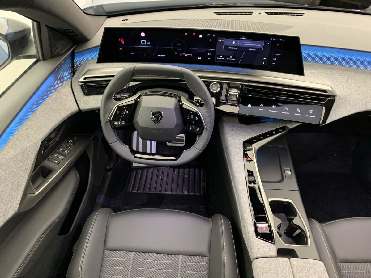 PEUGEOT 5008  HYBRID 145 E-DCS6 GT