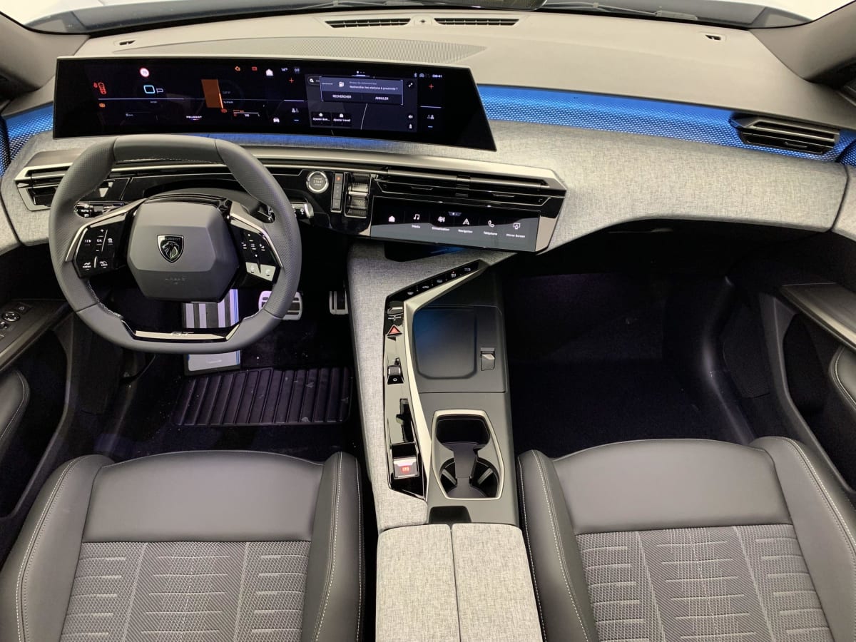 PEUGEOT 5008  HYBRID 145 E-DCS6 GT