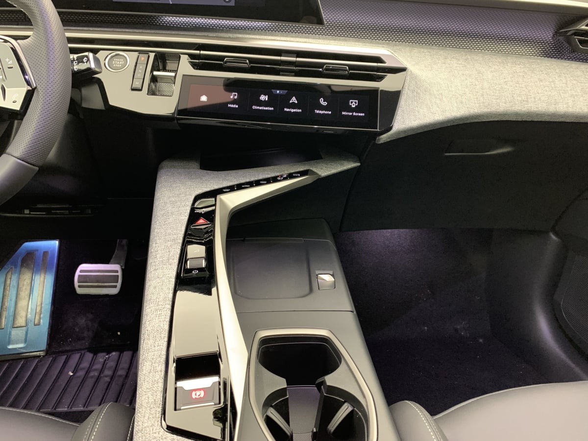 PEUGEOT 5008  HYBRID 145 E-DCS6 GT