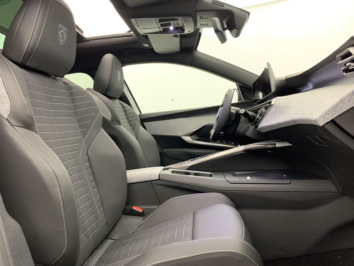 PEUGEOT 5008  HYBRID 145 E-DCS6 GT