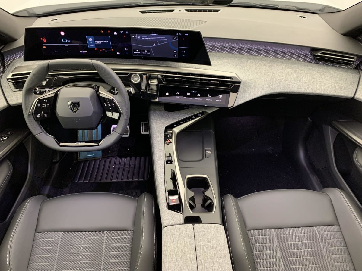 PEUGEOT 5008  HYBRID 145 E-DCS6 GT