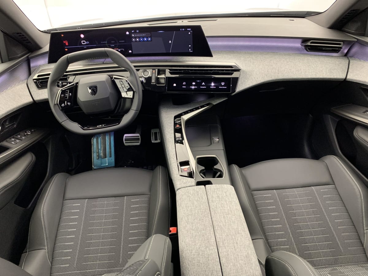 PEUGEOT 5008  HYBRID 145 E-DCS6 GT
