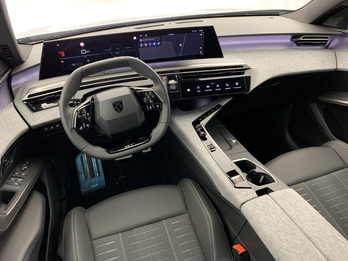 PEUGEOT 5008  HYBRID 145 E-DCS6 GT