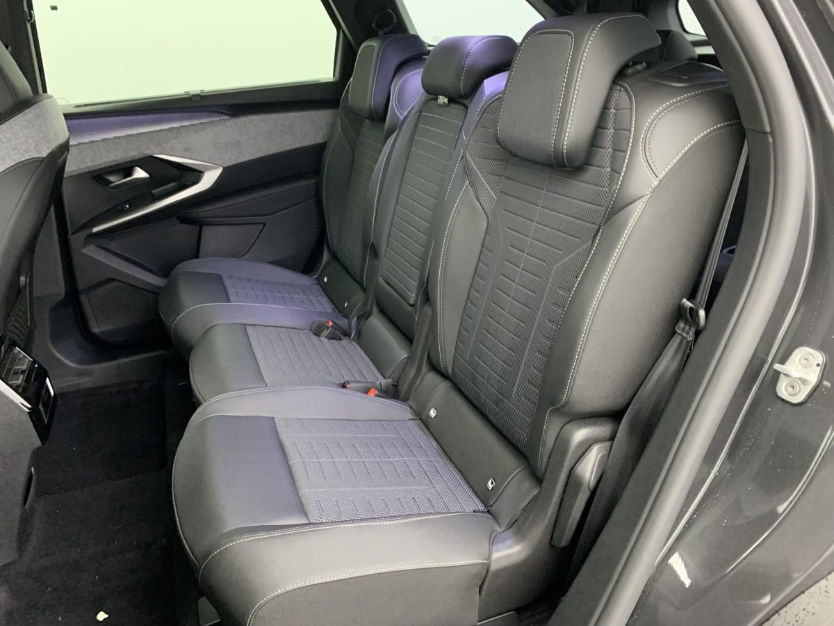 PEUGEOT 5008  HYBRID 145 E-DCS6 GT