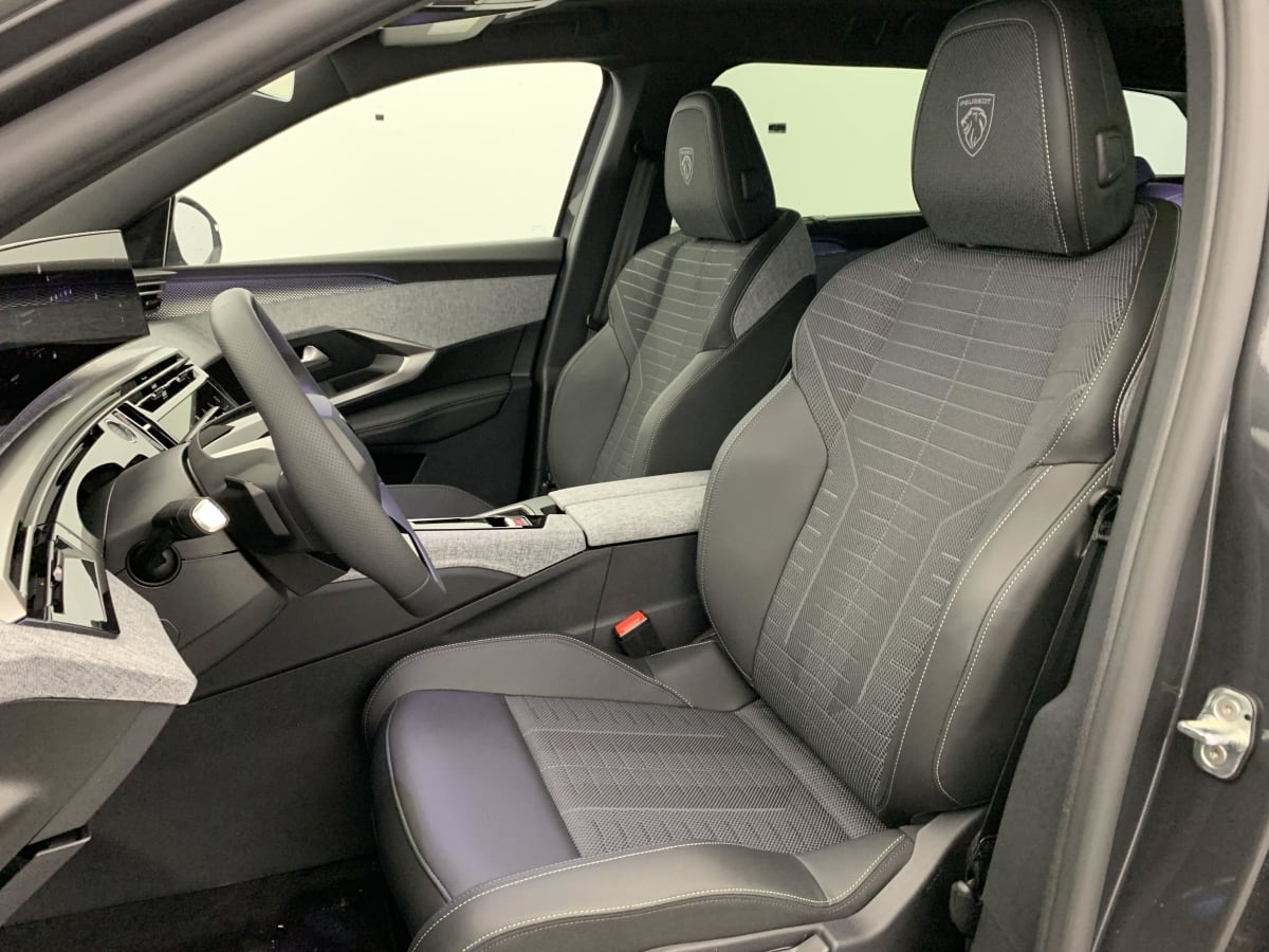 PEUGEOT 5008  HYBRID 145 E-DCS6 GT