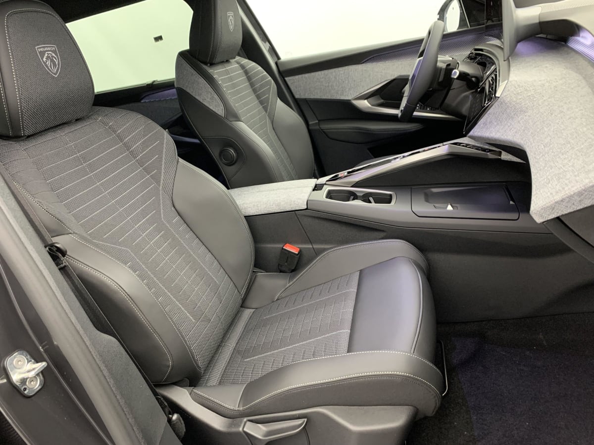 PEUGEOT 5008  HYBRID 145 E-DCS6 GT