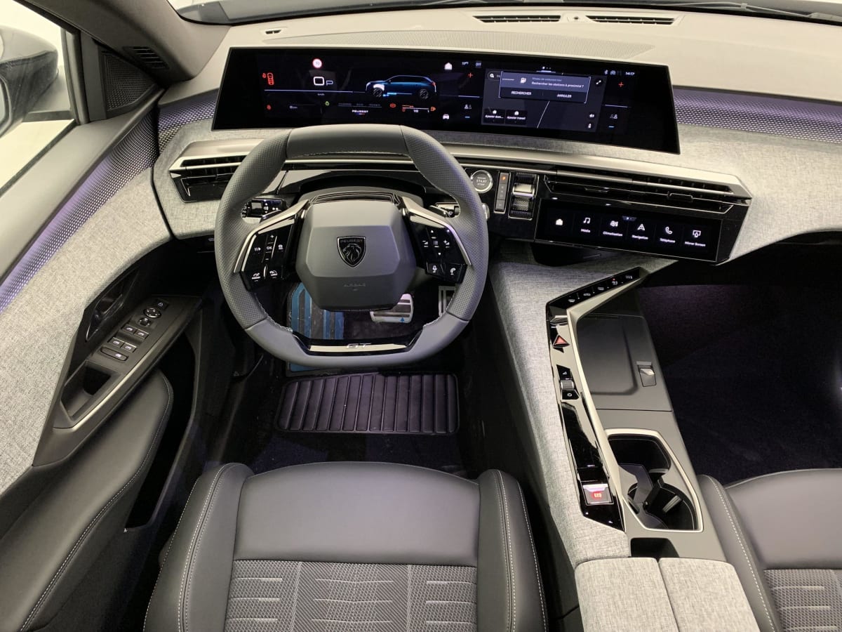 PEUGEOT 5008  HYBRID 145 E-DCS6 GT