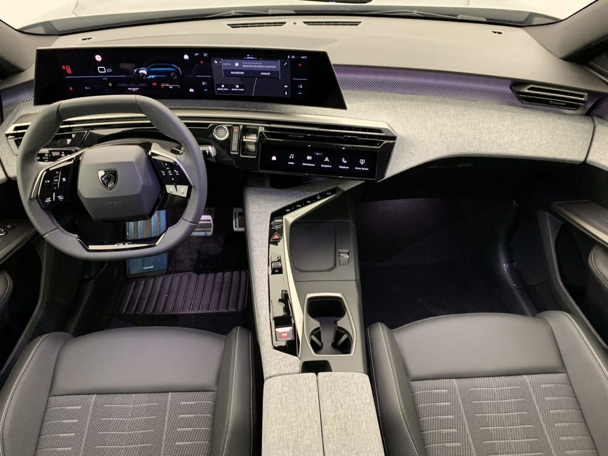 PEUGEOT 5008  HYBRID 145 E-DCS6 GT