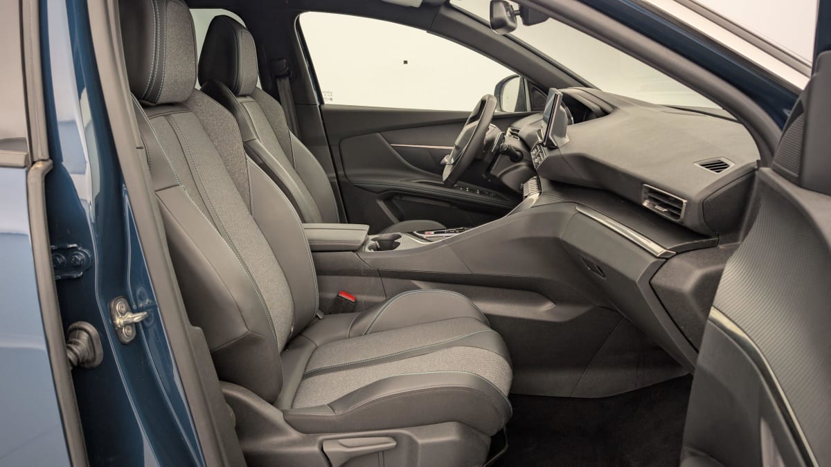 PEUGEOT 3008 Hybrid 136 e-DCS6 Allure Pack