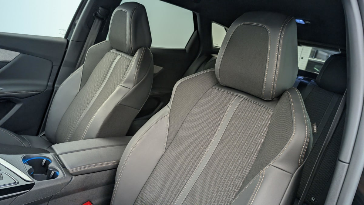 PEUGEOT 3008 Hybrid 136 e-DCS6 GT