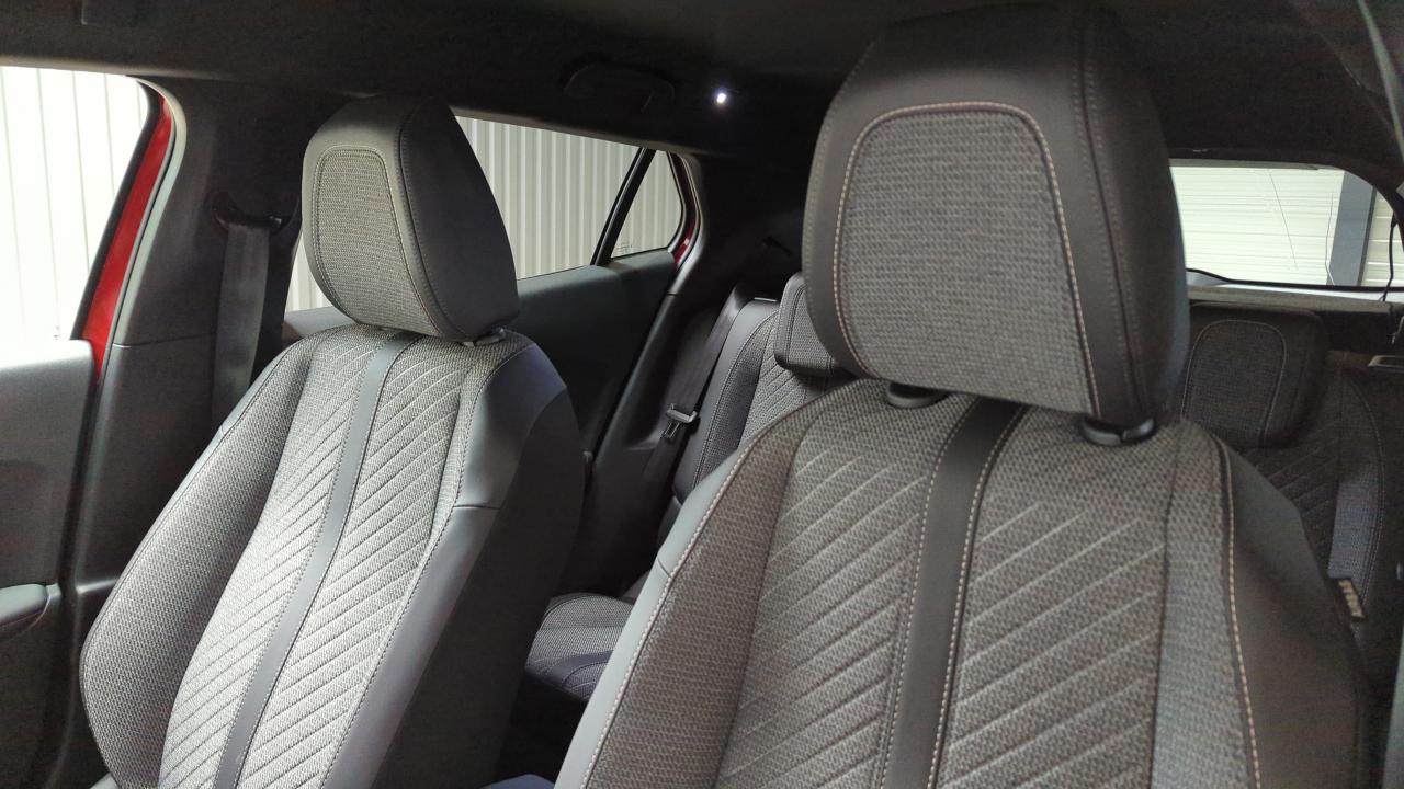 PEUGEOT 2008 NOUVEAU HYBRID 136 E-DCS6 ALLURE + Pack vision & Drive assist plus
