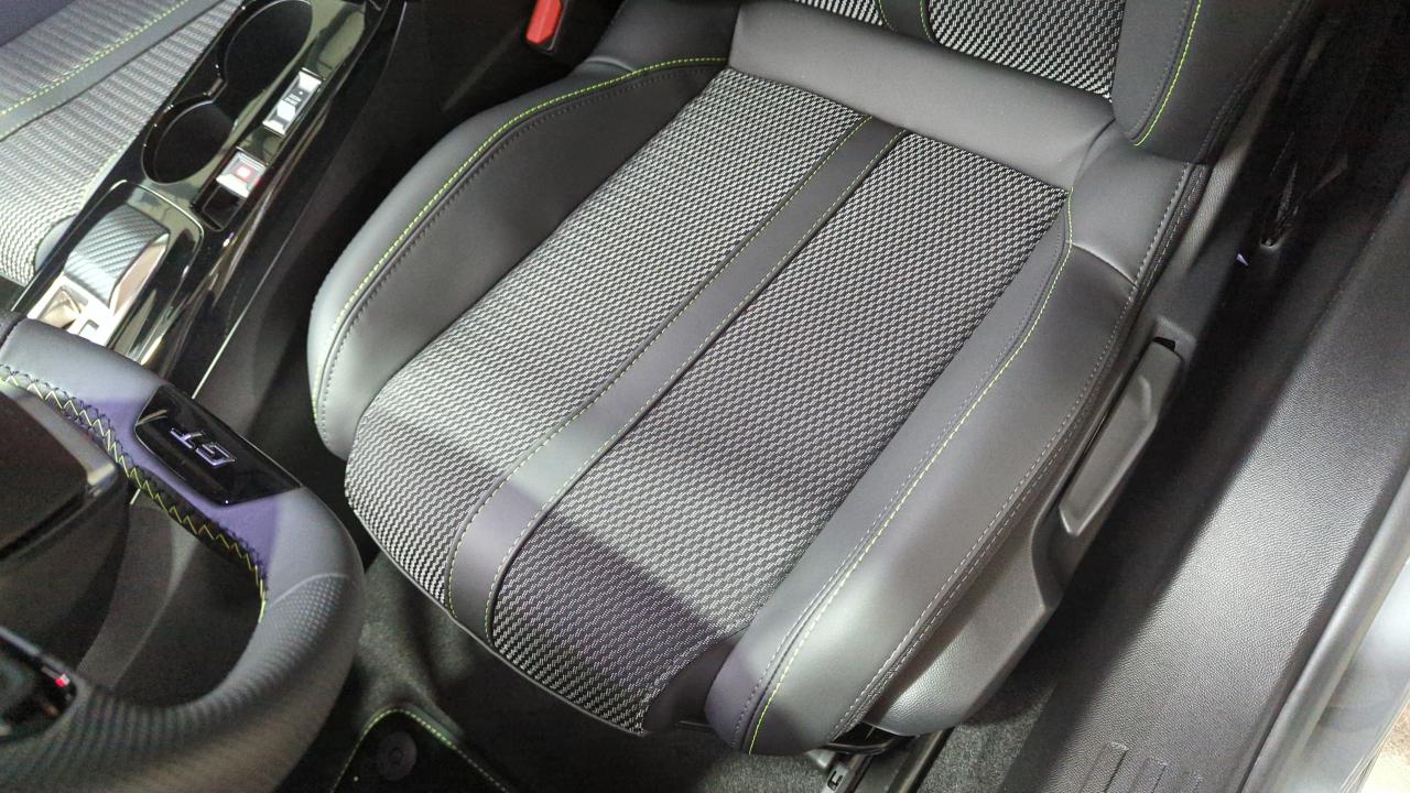 PEUGEOT 2008 NOUVEAU HYBRID 136 E-DCS6 GT + ANGLES MORTS + TOIT PANO