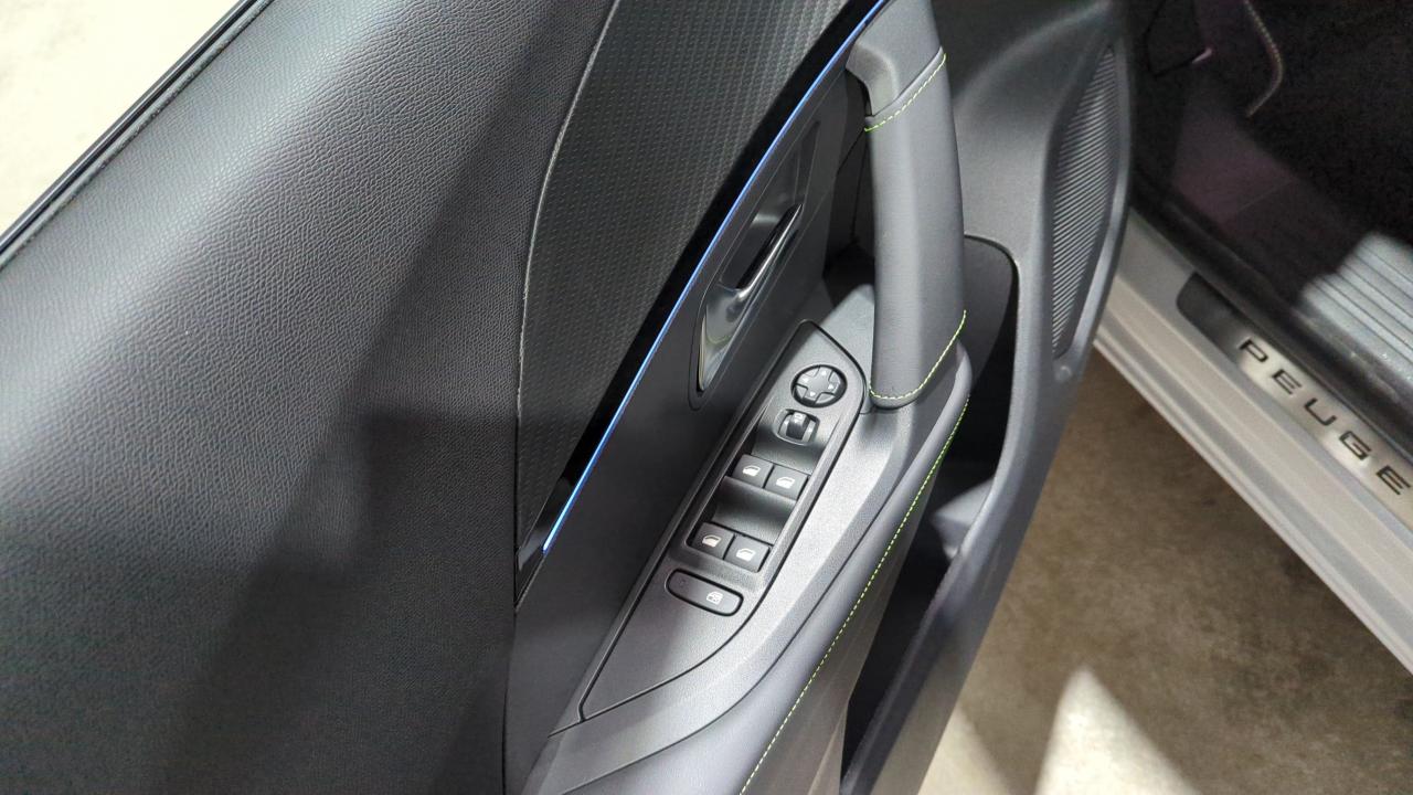 PEUGEOT 2008 NOUVEAU HYBRID 136 E-DCS6 GT + ANGLES MORTS + TOIT PANO