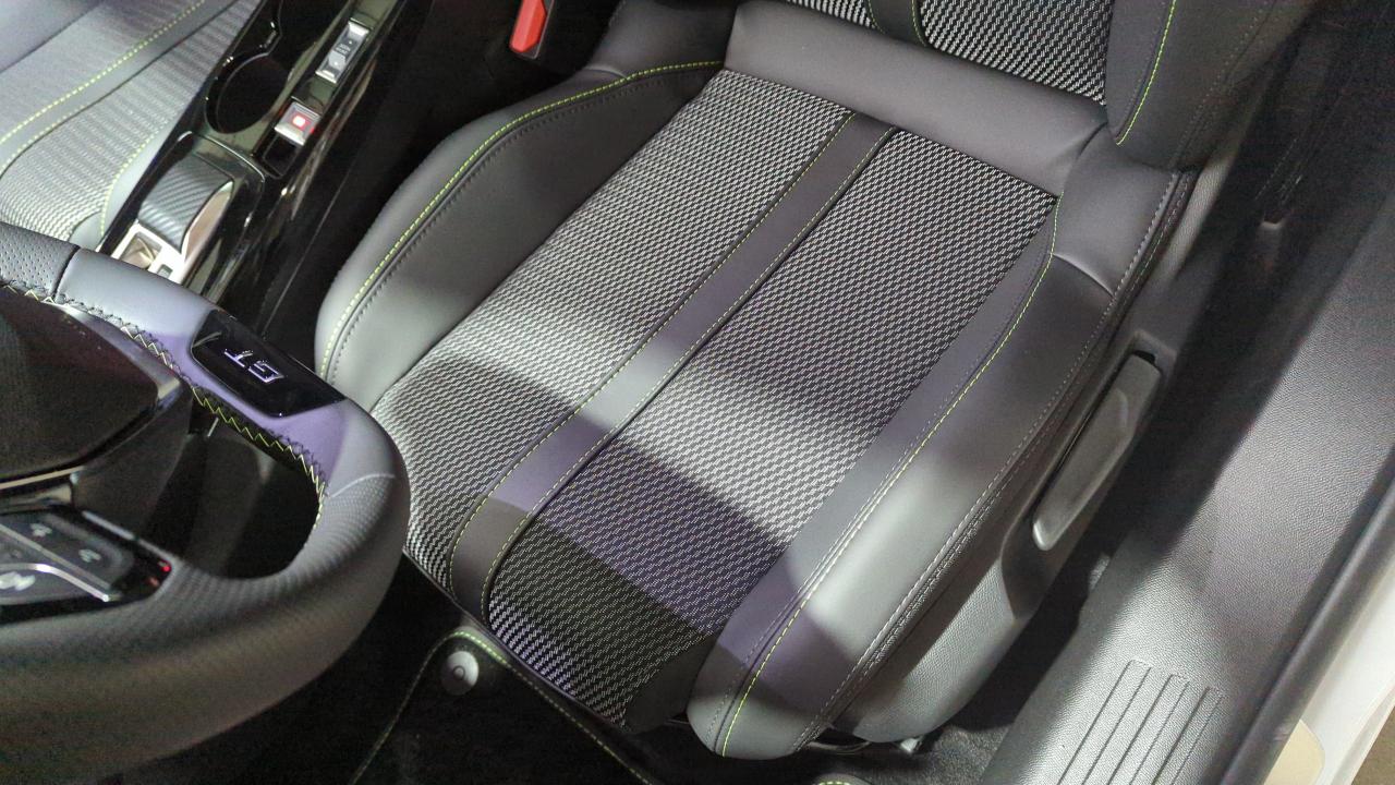 PEUGEOT 2008 NOUVEAU HYBRID 136 E-DCS6 GT + ANGLES MORTS + TOIT PANO