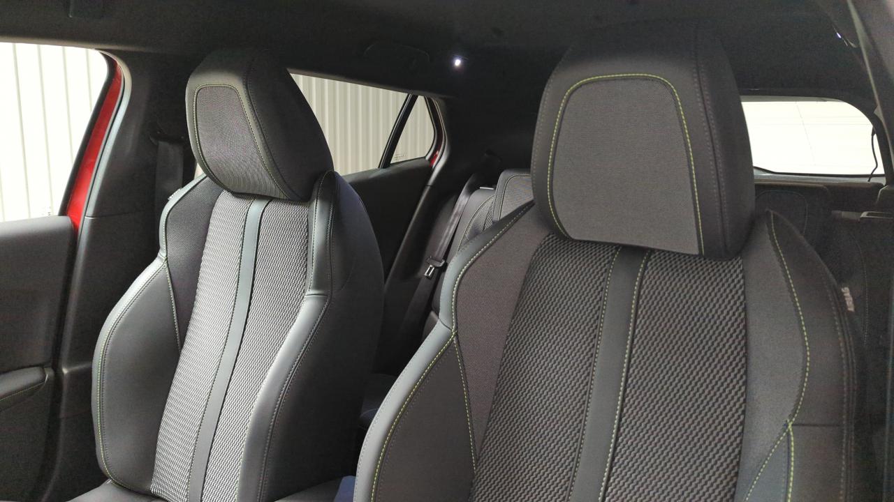 PEUGEOT 2008 NOUVEAU HYBRID 145 E-DCS6 GT + ATTELAGE + PACK VISION & NAVIGATION & DRIVE ASSIST PLUS