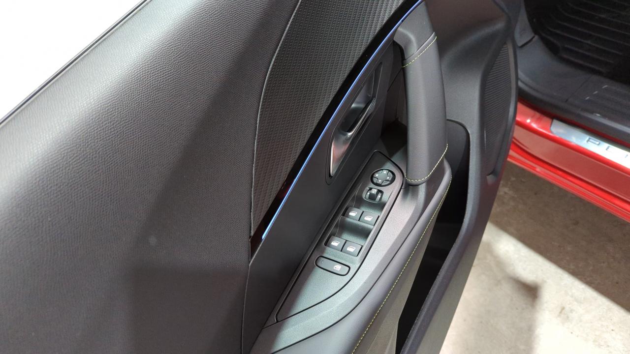 PEUGEOT 2008 NOUVEAU HYBRID 145 E-DCS6 GT + ATTELAGE + PACK VISION & NAVIGATION & DRIVE ASSIST PLUS