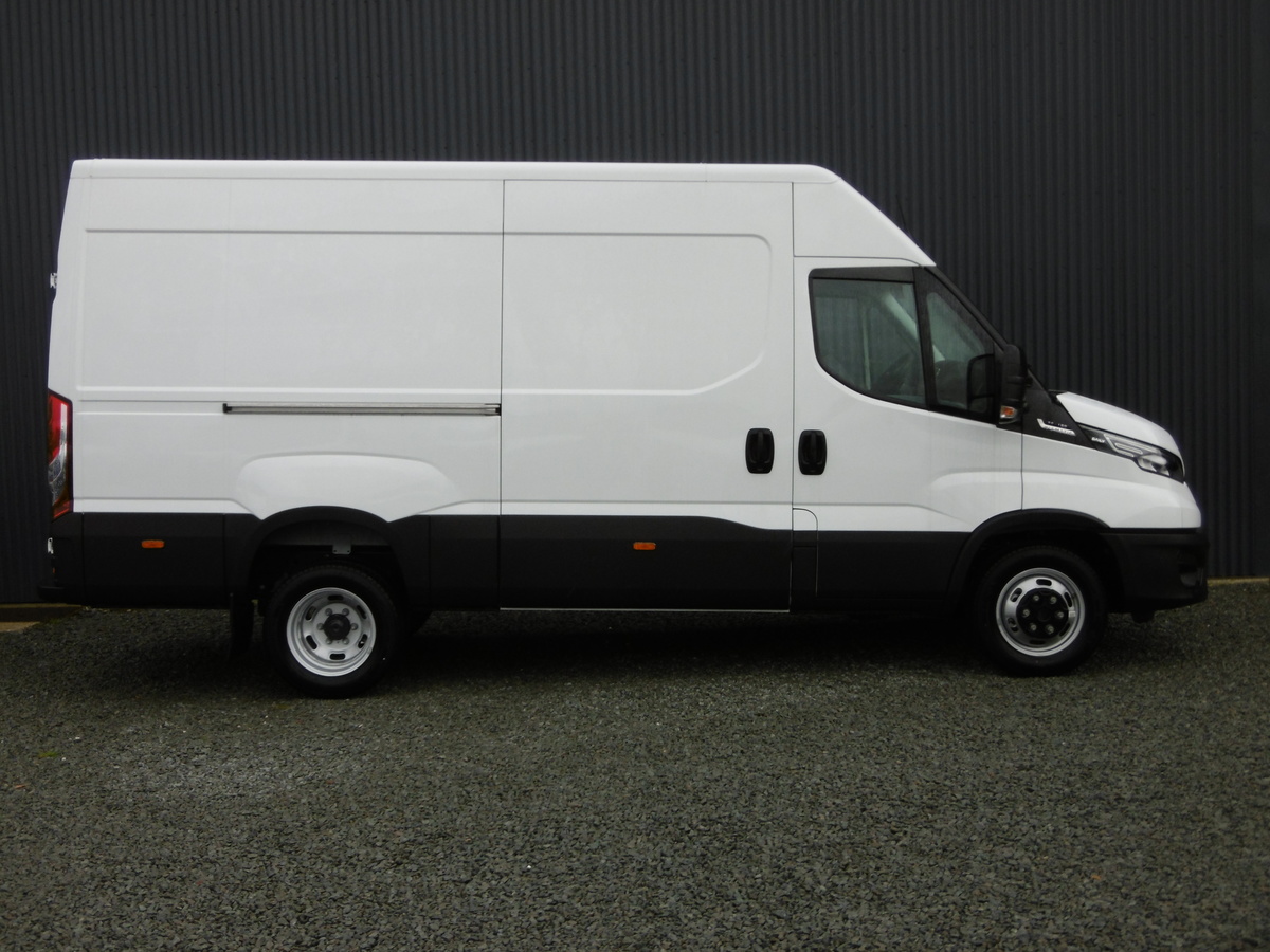 IVECO DAILY FOURGON 35C18 RJ EMPATTEMENT 3520L H2 3.0 Td 180ch Ba-8 Fourgon 35c18 Rj Empattement 3520l H2