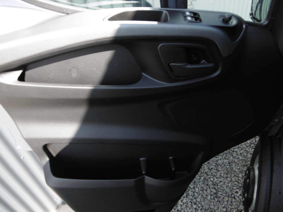 IVECO DAILY FOURGON 35C18 RJ EMPATTEMENT 4100 H2 3.0 Td 180ch Ba-8 Fourgon 35c18 Rj Empattement 4100 H2 + Caméra recul + Bluetooth + Sièges chauffants