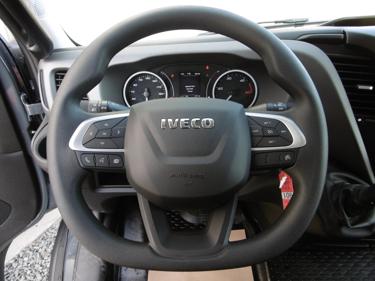 IVECO DAILY FOURGON 35C18 RJ EMPATTEMENT 4100 H2 3.0 Td 180ch Ba-8 Fourgon 35c18 Rj Empattement 4100 H2 + Caméra recul + Bluetooth + Sièges chauffants