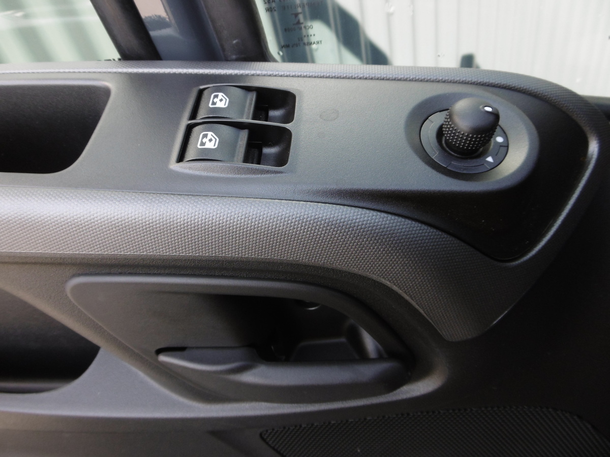 IVECO DAILY FOURGON 35C18 RJ EMPATTEMENT 4100 H2 3.0 Td 180ch Ba-8 Fourgon 35c18 Rj Empattement 4100 H2 + Caméra recul + Bluetooth + Sièges chauffants