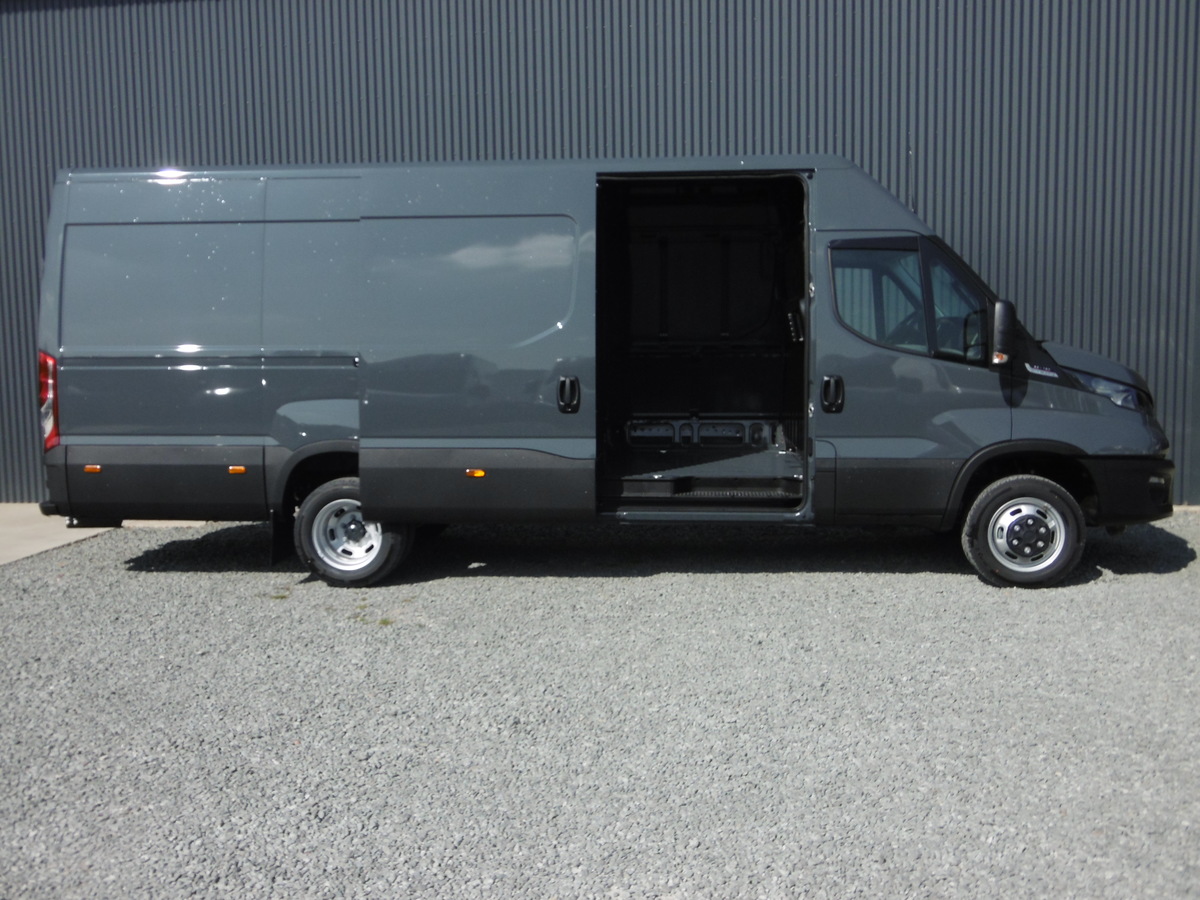IVECO DAILY FOURGON 35C18 RJ EMPATTEMENT 4100 H2 3.0 Td 180ch Ba-8 Fourgon 35c18 Rj Empattement 4100 H2 + Caméra recul + Bluetooth + Sièges chauffants