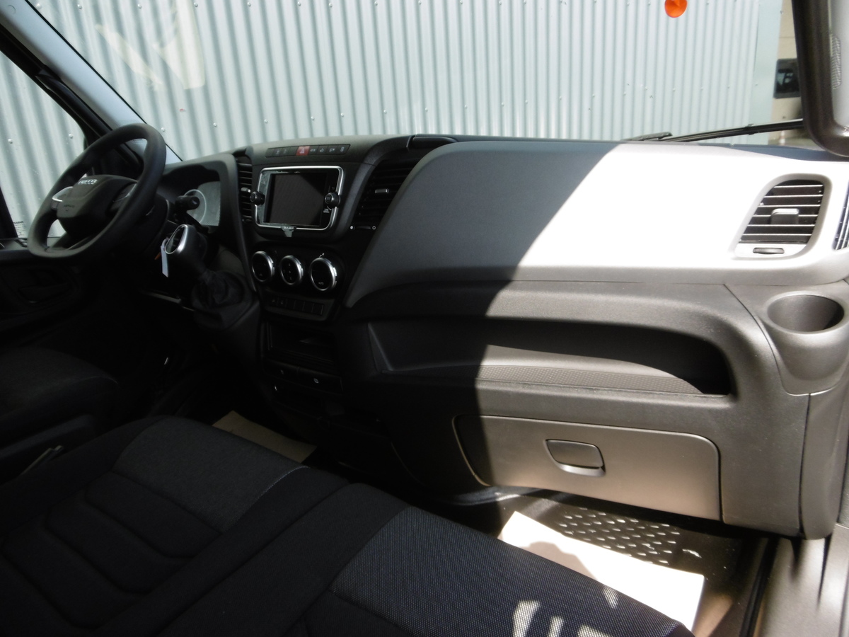 IVECO DAILY FOURGON 35C18 RJ EMPATTEMENT 4100 H2 3.0 Td 180ch Ba-8 Fourgon 35c18 Rj Empattement 4100 H2 + Caméra recul + Bluetooth + Sièges chauffants