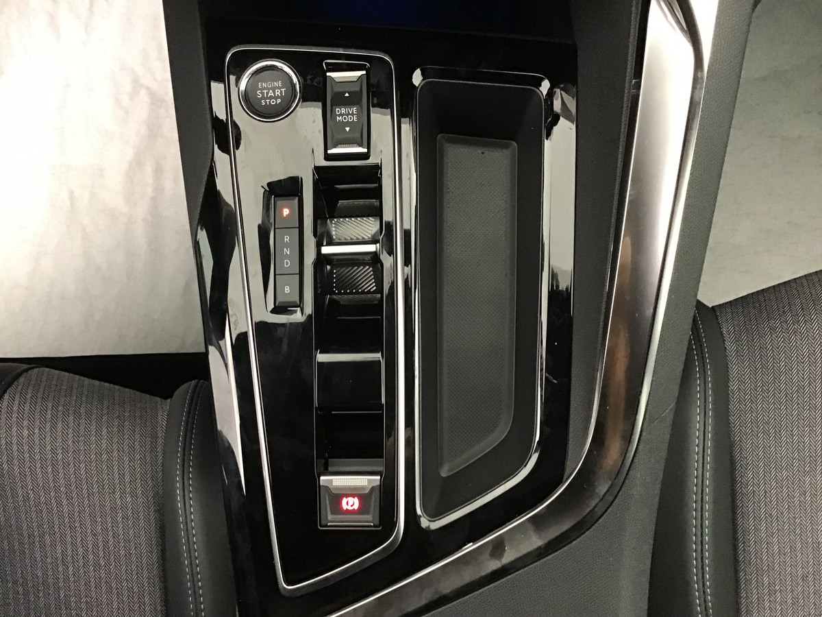 PEUGEOT 3008 ALLURE PACK 1.6 Hybrid 225ch E-Eat8 Allure Pack