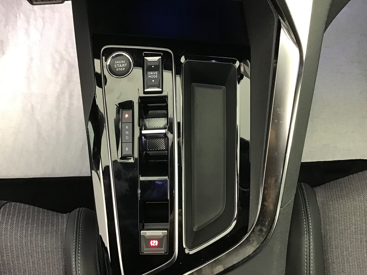 PEUGEOT 3008 GT 1.6 Hybrid 225ch E-Eat8 Gt