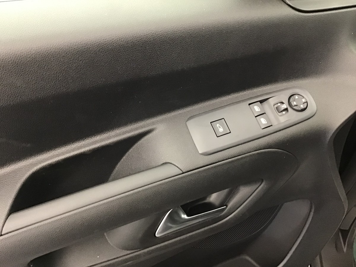 PEUGEOT PARTNER STANDARD LIGHT 650 KG VAN 1.5 Bluehdi 130ch Eat8 Van