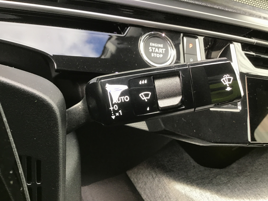 PEUGEOT 3008 Hybrid 136 e-DCS6 GT