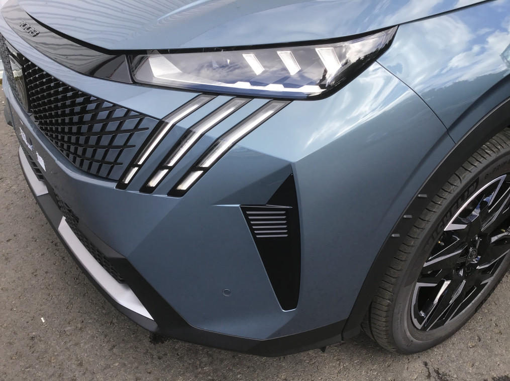 PEUGEOT 3008 Hybrid 136 e-DCS6 GT