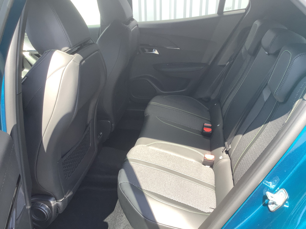 PEUGEOT 2008 Hybrid 145 e-DCS6 GT