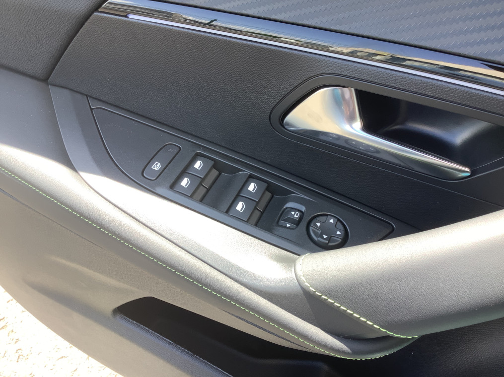 PEUGEOT 2008 Hybrid 145 e-DCS6 GT