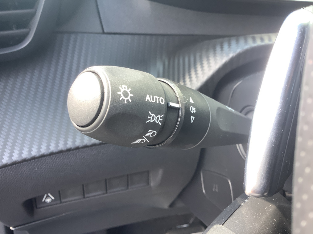 PEUGEOT 2008 Hybrid 145 e-DCS6 GT