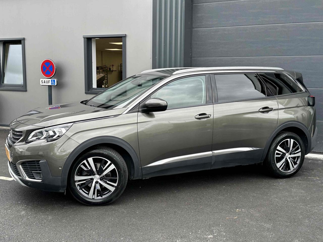 PEUGEOT 5008 1.2i PureTech S&S 130 Allure + ATTELAGE - COURROIE DE DISTRIBUTION NEUVE