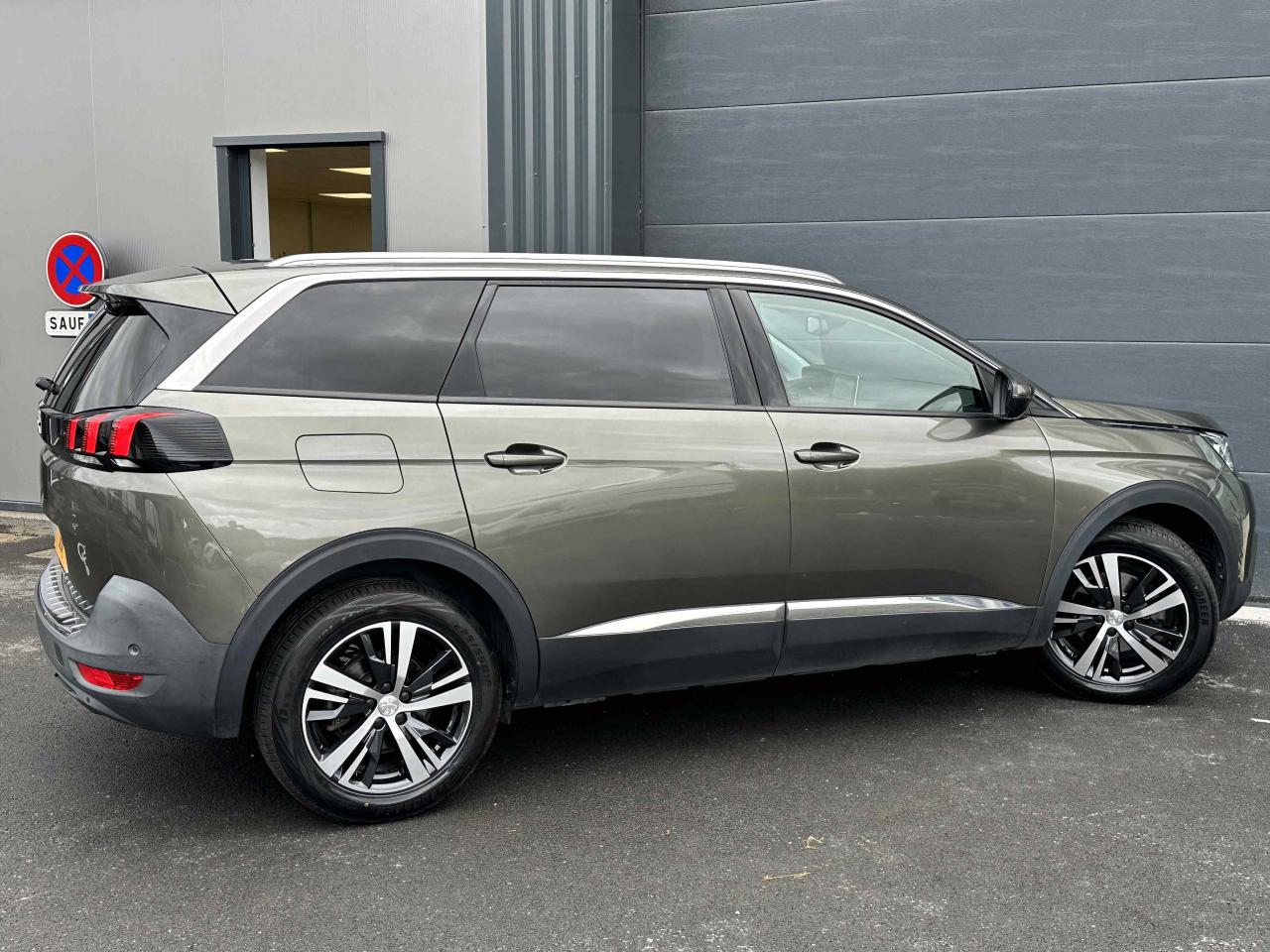 PEUGEOT 5008 1.2i PureTech S&S 130 Allure + ATTELAGE - COURROIE DE DISTRIBUTION NEUVE