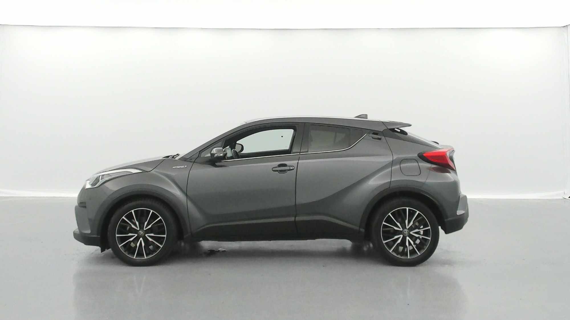 TOYOTA C-HR   Distinctive 122h