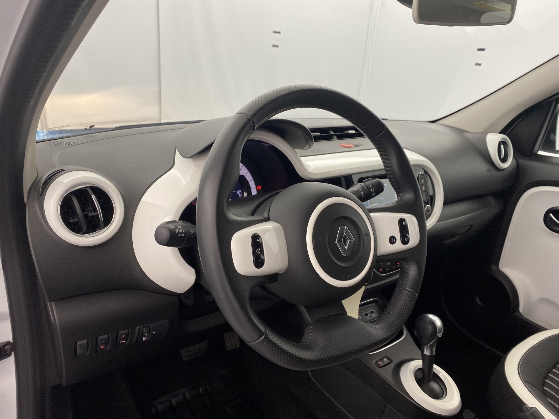 RENAULT TWINGO   Intens III Achat Integral 21