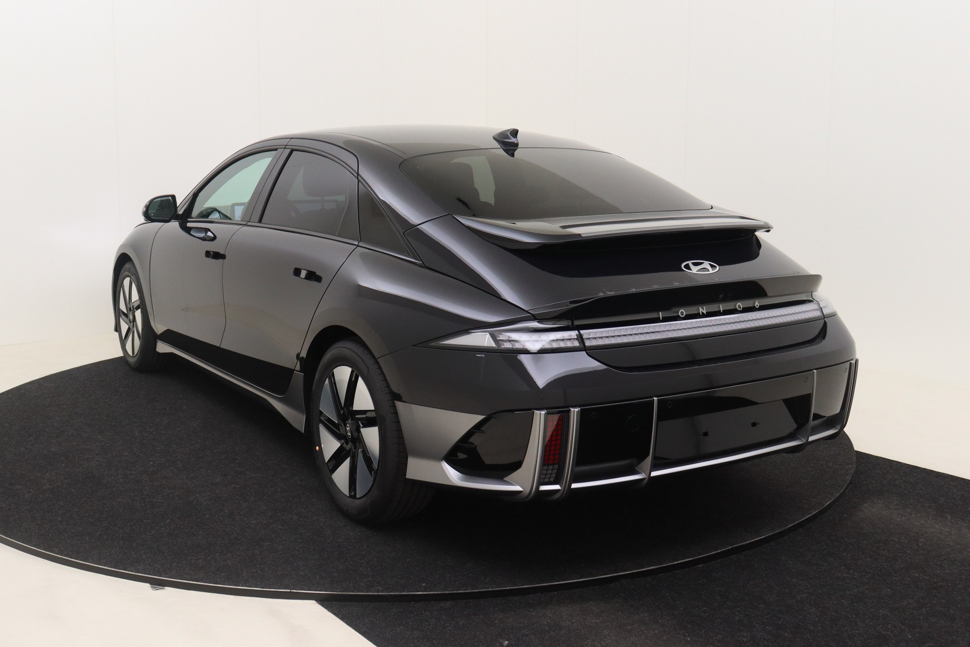 HYUNDAI IONIQ 6   77 kWh 228 Balance 18 inch